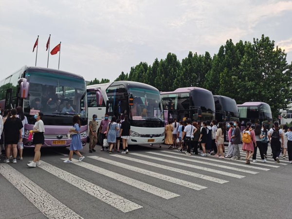 太阳成集团tyc122cc组织“爱心送考”车队 太阳成集团tyc122cc