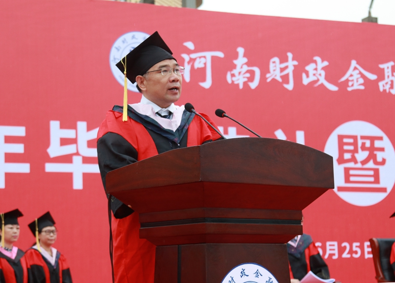 党委副书记王勇军宣读《太阳成集团tyc122cc关于表彰2021届优秀毕业生的决定》 太阳成集团tyc122cc