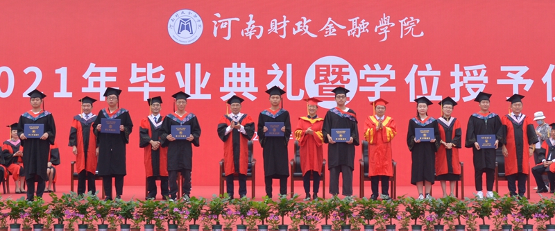 校领导分别为毕业生代表颁发证书并拨苏正冠 太阳成集团tyc122cc