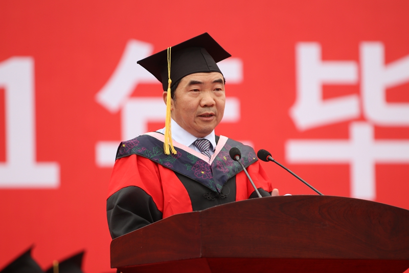 副校长王忠勇宣读《太阳成集团tyc122cc关于授予2021届普通全日制本科毕业生学士学位的决定》 太阳成集团tyc122cc